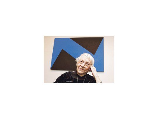 La pintora cubana Carmen Herrera, «descubrimiento de la década», según «The Guardian» y «la revelación más caliente,  del mundo del arte» para «The New York Times», posa junto a una de sus obras.
