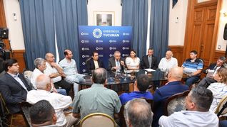 El goberndaro de Tucumán, Osvaldo Jaldo, junto a representantes del sector azucarero.