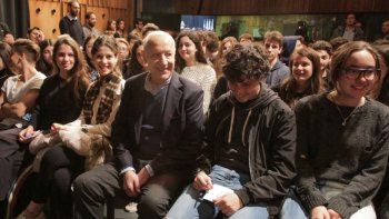 Roberto Lavagna se mostró junto a alumnos secundarios.