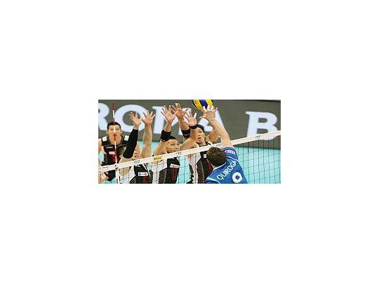 Quiroga supera el bloqueo japonés.