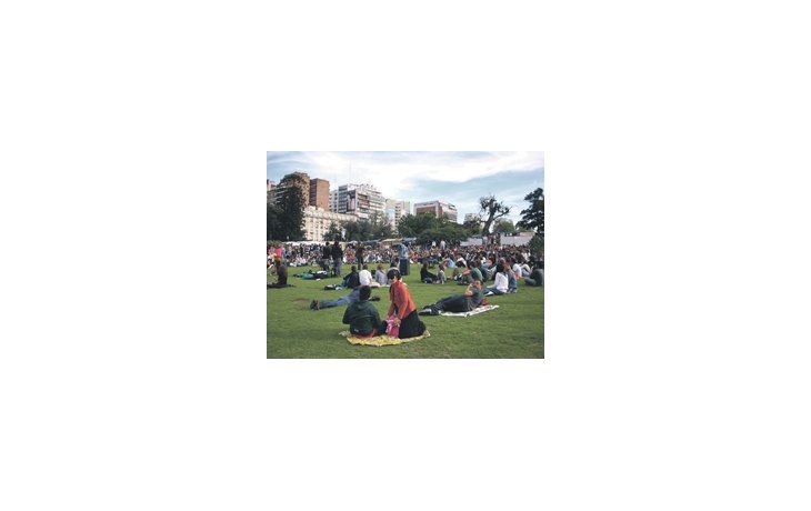 ámbito.com | Domingo en Plaza Francia. Recoleta es una de las zonas preferidas por los extranjeros a la hora de invertir (arriba). El Mercado de Frutos, en Tigre, es una de las escapadas clásicas de porteños y turistas.