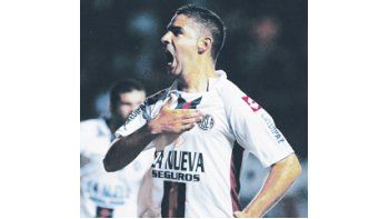 Nicolás Bianchi Arce se toca el pecho y grita: fui yo. Con su gol al minuto de juego San Lorenzo ganó tres puntos vitales para su ánimo y su promedio.