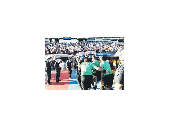 La Policía cubre a Diego Abal para que abandone el campo de juego, luego del grave error que permitió el empate de Colón ante San Lorenzo.