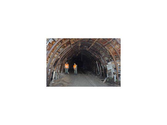 Efectivos de la Gendarmeria Nacional, custodian la mina llamada chiflon 7, lugar donde rescataron a los tres mineros ya sin vida, y a la espera de extraer a los otros cuatro que permanecen en el interior de la misma.