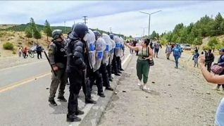 Efectivos de la Policía Federal desalojan un corte sobre la Ruta 40. Efectivos de la Policía Federal desalojan un corte sobre la Ruta 40.