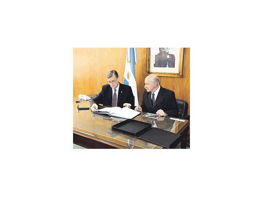 El gobernador Hermes Binner y Juan José Ciácera, durante la firma de los convenios.