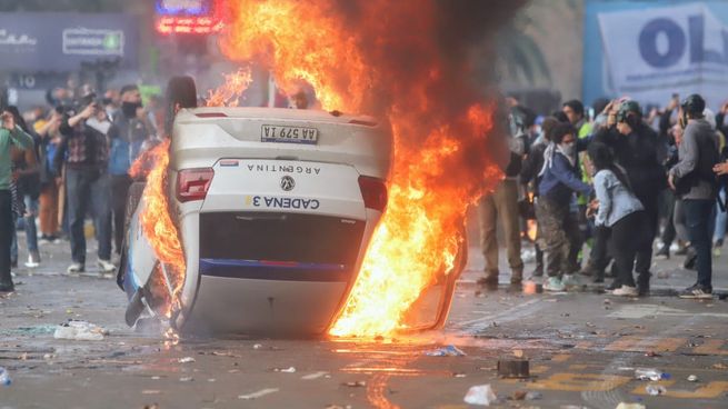 Incendiaron un móvil de Cadena 3 en las afueras del Congreso.