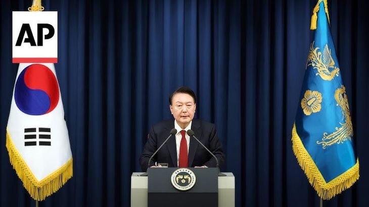 Luego de ser forzado por el Parlamento, y sin el apoyo que esperaba de los norteamericanos, Yun Suk Yeol levanta la Ley Marcial, enfrentándose ahora a un Juicio Político o una renuncia anticipada. Luego de ser forzado por el Parlamento, y sin el apoyo que esperaba de los norteamericanos, Yun Suk Yeol levanta la Ley Marcial, enfrentándose ahora a un Juicio Político o una renuncia anticipada.