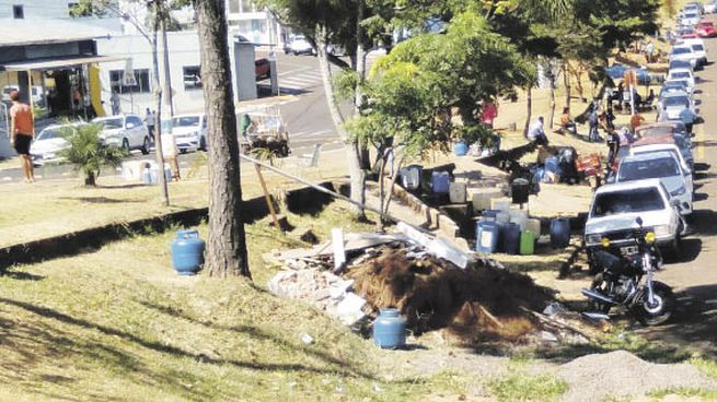 acciones. Mientras el gobernador Oscar Herrera Ahuad gestiona un mejor precio ante Nación, ciudadanos de Puerto Iguazú ofrecen combustible en bidones antes de cruzar la frontera.