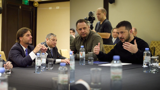 El presidente uruguayo Luis Lacalle Pou y el mandatario ucraniano Volodimir Zelensky.
