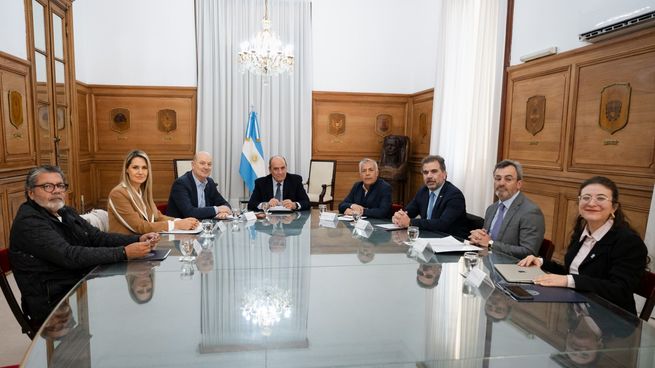 Francos encabezó la reunión, en la que estuvieron: Gerardo Martínez, Carolina Losada, Federico Sturzenegger, Alfredo Cornejo, Cristian Ritondo y Martín Rappallini.