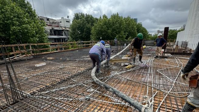 El costo de construir en dólares presiona los números de los desarrolladores. Aún así, hay miles de viviendas en ejecución en CABA, como esta obra en la calle Charcas en Palermo