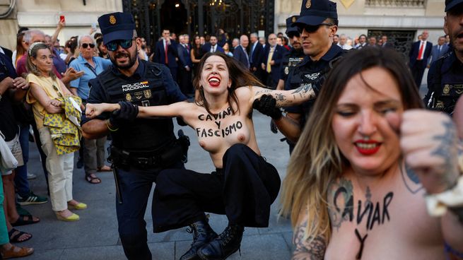 Feministas del grupo Femen protestaron contra la visita de Javier Milei a Madrid.&nbsp;