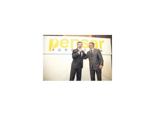 Mauricio Macri y el ministro de Desarrollo Económico de la Ciudad de Buenos Aires, Francisco Cabrera, ayer en la presentación de la Fundación Pensar.