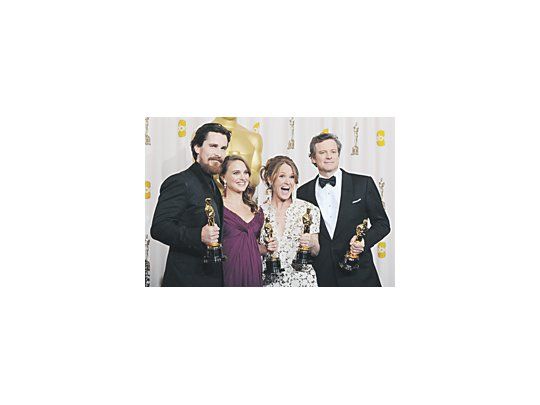 Los ganadores a la actuación anteanoche en el Kodak: Christian Bale, Natalie Portman, Malissa Leo y Colin Firth.