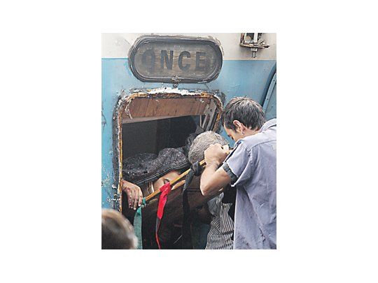 Efectivos de Policía y Bomberos realizaron ayer las tareas para retirar a muertos y a heridos de la formación del Sarmiento.