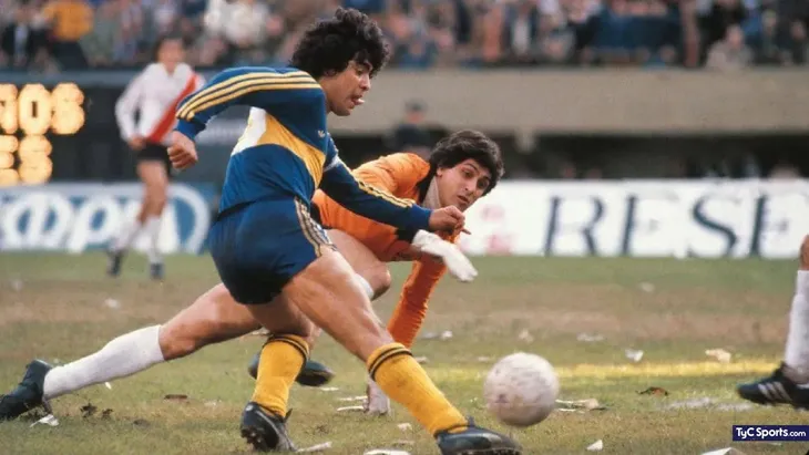 Maradona ya sabía lo que era jugar un Superclásico del fútbol argentino, pero su estreno en Napoli fue muy especial y tuvo parte de ese condimento que traen los Boca vs River.