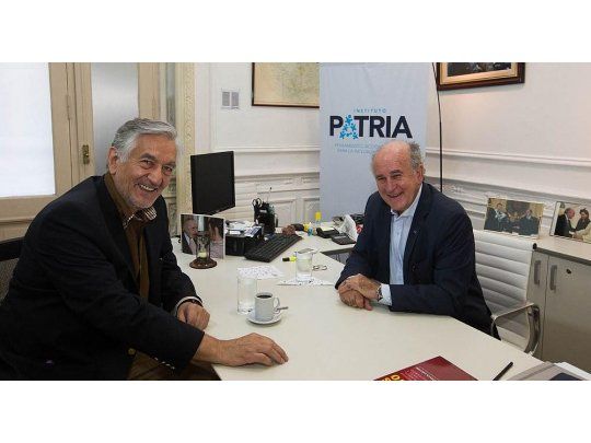 Rodríguez Saá se reunió con Parrilli en el Instituto Patria, bunker que armó el kirchnerismo a una cuadra del Congreso.