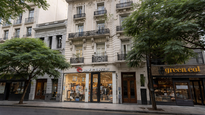 Edificio de academicismo francés con ornamentación en fachada, balcones con herrería trabajada y molduras, muchos de estos elementos traídos desde Europa en barco o replicados con técnicas de la época