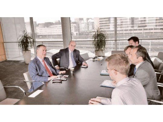 Encuentro. El mandatario cordobés, acompañado por miembros de su gabinete, se reunió con los representantes de ese organismo galo que posee un fondo de 3.000 M de euros para proyectos en Latinoamérica.