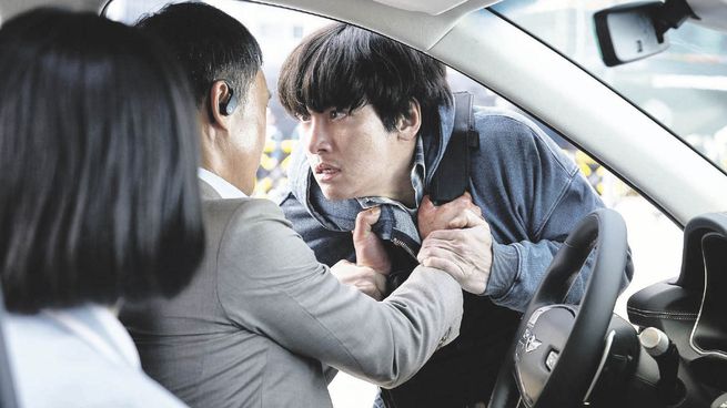 amenaza explosiva. El buen padre de familia amenazado al volante.