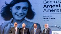 El presidente Yamandú Orsi y los exmandatarios Luis Lacalle Pou y Julio María Sanguinetti recibieron un reconocimiento a la convivencia democrática.