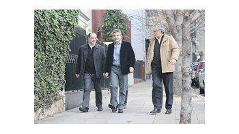 ámbito.com | Daniel Filmus, después de votar, camina cinco cuadras hasta su casa con dos colaboradores: el jefe de campaña, Luis Quevedo, y el exdirector del canal Encuentro, Ignacio Ernaiz.