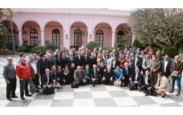 Respaldo. El entendimiento entre el gobernador radical Gustavo Valdés y los intendentes fue sellado el viernes en la Casa de Gobierno.