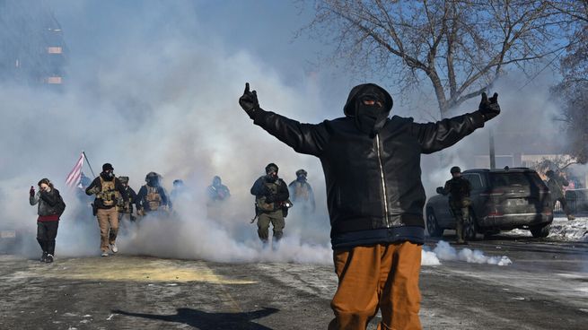 Manifestantes se enfrentaron con fuerzas de seguridad tras la muerte de un hombre baleado durante un operativo del ICE.
