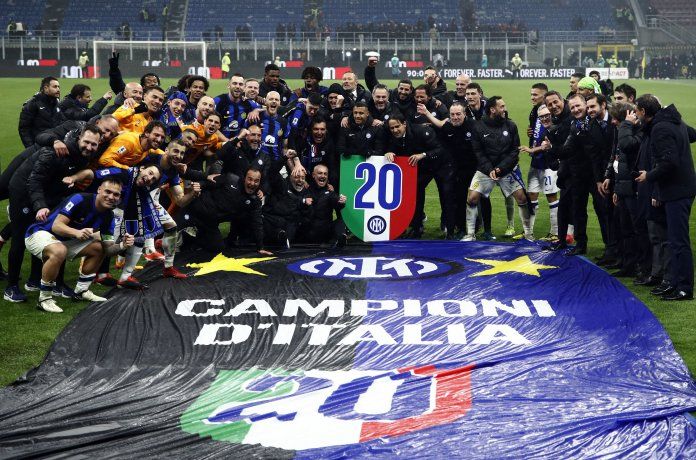 El fondo estadounidense Oaktree anunció hoy que asumió el control del Inter de Milán, recién proclamado campeón de la liga italiana.