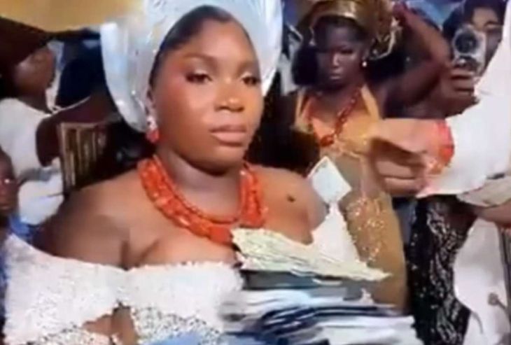 The viral video of a Nigerian wedding surprised the world with a tradition in which love is celebrated by throwing tickets on the bride. The viral video of a Nigerian wedding surprised the world with a tradition in which love is celebrated by throwing tickets on the bride.