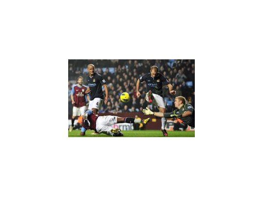 Puntero. Pablo Zabaleta y un intento de Manchester City por superar a Aston Villa.