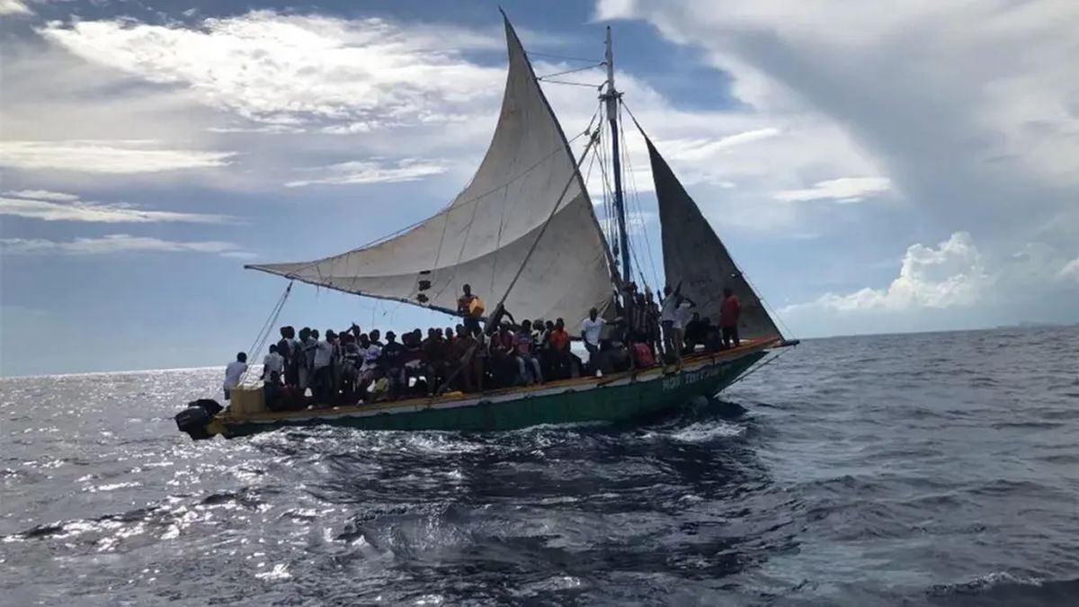 Due to the immigration crisis, more than a hundred Haitians arrived in Florida on a sailboat