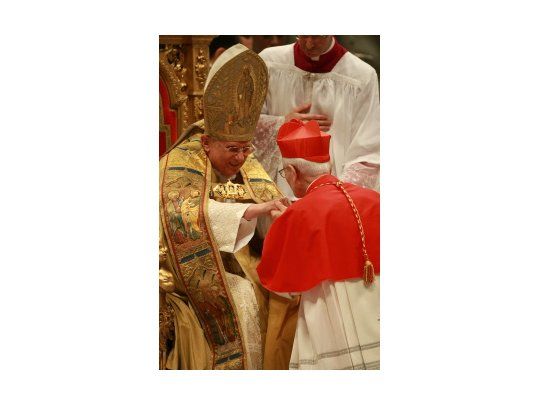 Benedicto XVI exhortó al G-8 priorizar la ayuda a los pobres del mundo