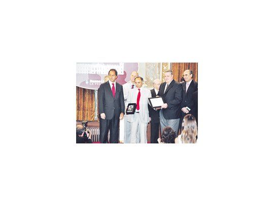 El gobernador le entregó al intendente interino de Ituzaingó, Marcelo Nadal, el premio provincial a la Innovación en Gestión Pública 2009.