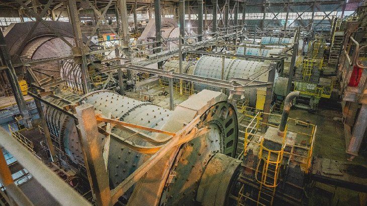 La molienda de la roca se realiza en los mega trituradores alemanes (chancadores) marca Siemens. En Alumbrera se procesaron hasta 120.000 toneladas de piedra por día, equivalente a 66.000 autos medianos diarios. 