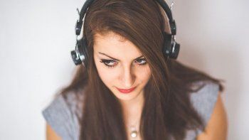 Más de la mitad de los jóvenes dicen escuchar música a volumen fuerte