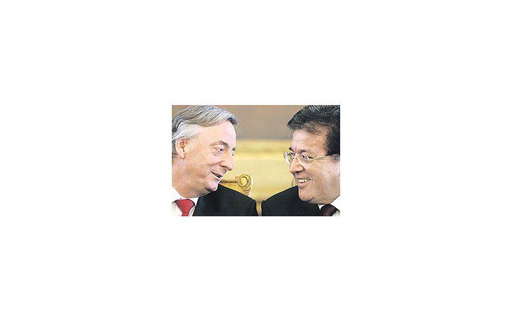 Néstor Kirchnery el presidente deParaguay, Nicanor DuarteFrutos, firmaron elmemorándum deentendimiento parahacer de Yacyretáun emprendimiento«viable». Pero no huboacuerdo sobre laseventualescondonaciones de fondosa ese país por u$s 5.000millones.