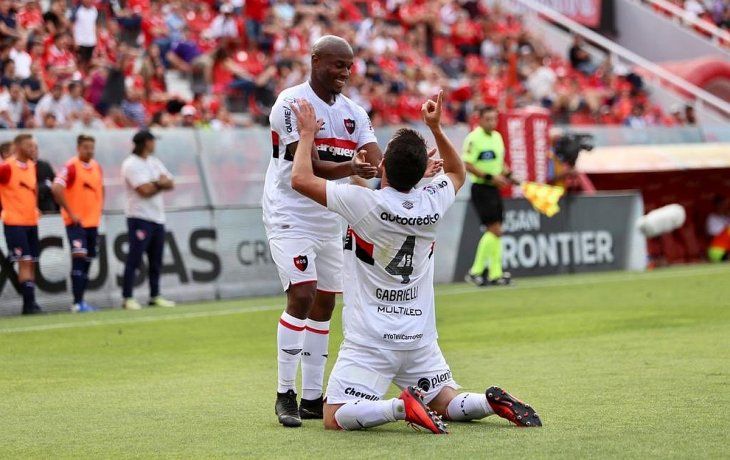 Newells aprovechó los errores de Independiente y le ganó en el final.