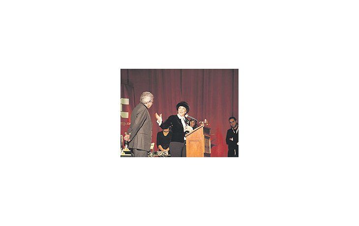 ámbito.com | Graciela Borges y Víctor Laplace, alma mater del Festival de Tandil, en el cierre de la 7a.edición, que tuvo su nota emotiva con la participación de presos del penal de Barker, queinstituyeron su propio galardón.