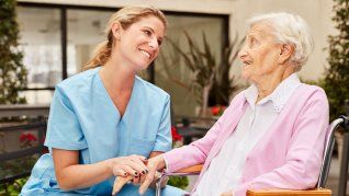 Un aspecto clave para aprovechar el potencial de las personas mayores es el apoyo que les prestan los cuidadores capacitados.