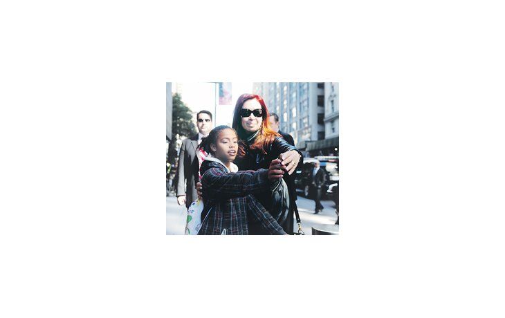 ámbito.com | Al llegar al hotel, Cristina de Kirchner fue abordada por una niña nacida en Trinidad y Tobago con quien se fotografió.