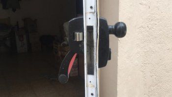 La puerta forzada fue descubierta por una empleada