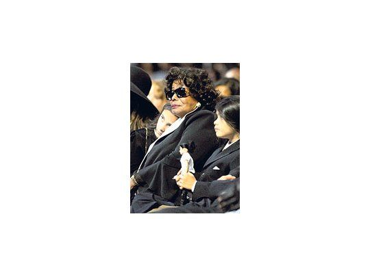 Katherine Jackson no obtuvo el control de la herencia en una audiencia donde, mediante abogados, el dermatólogo del cantante reclamó voz y voto en las decisiones sobre los hijos de éste.