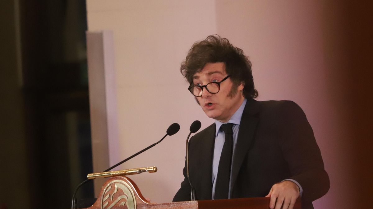 At the Stock Exchange, Javier Milei once again highlighted Caputo’s figure and said that he continues to keep an eye on the BCRA