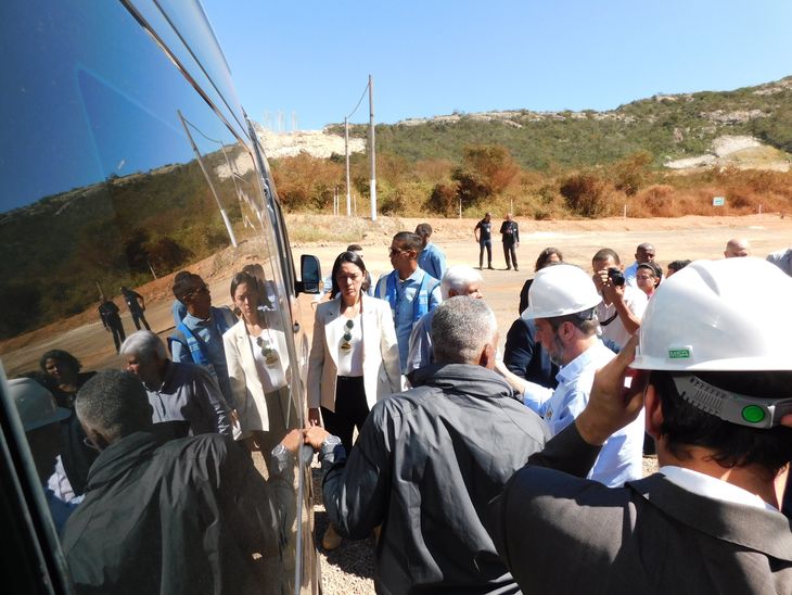 Luego de los discursos, los directivos de PAE y las autoridades locales se digirigieron al pie del aerogenerador 65 para la inauguración oficial y l corte de cintas del complejo. Luego de los discursos, los directivos de PAE y las autoridades locales se digirigieron al pie del aerogenerador 65 para la inauguración oficial y l corte de cintas del complejo.
