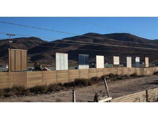 Trump comenzó a instalar prototipos de muros en la frontera con México