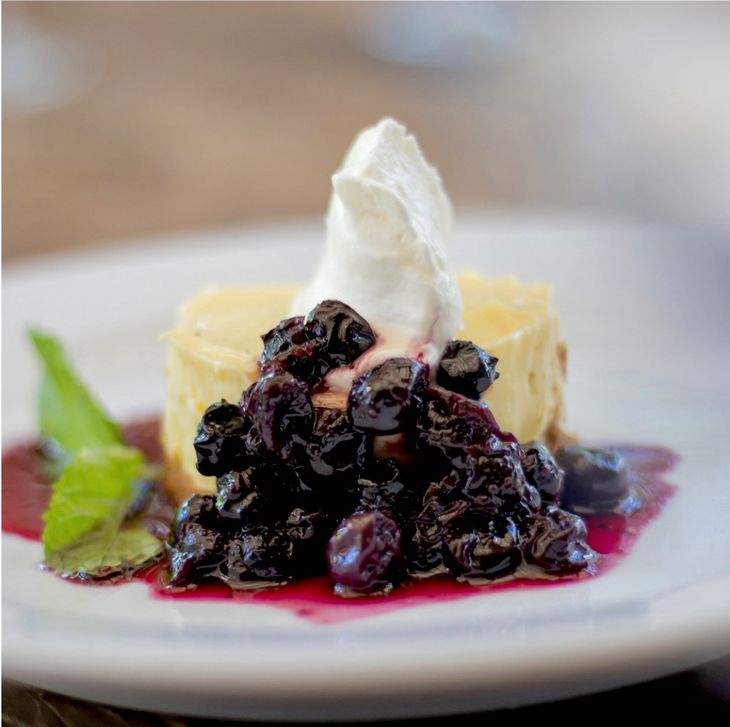 With more than 30 years of history, Parolaccia is a classic of Italian cuisine in Buenos Aires, which stands out for its lemon cake with forest fruits.  