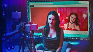 Alice, protagonista de CAM, película disponible en Netflix.