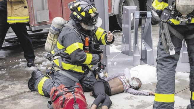 DESESPERACIÓN. Más de 200 hombres participaron en el operativo de rescate. El comisario del cuerpo de bomberos, Dan Nigro, declaró a los medios que el humo era muy espeso y habría sido la principal causa de muerte.